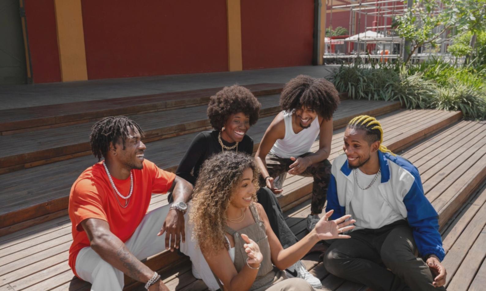 Análisis de datos financieros con gráficos y documentos sobre una mesa