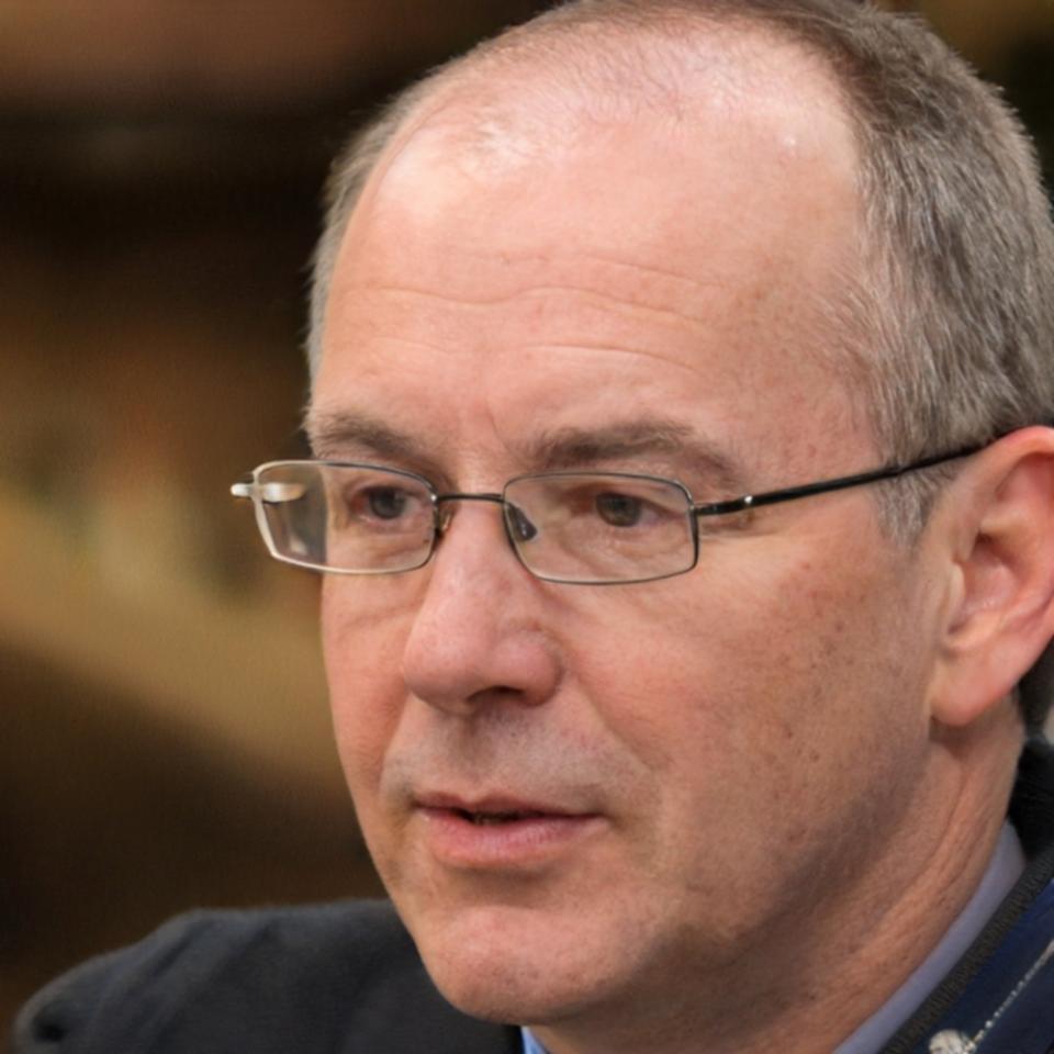 Arsenio Valdovinos, analista financiero senior especializado en industria